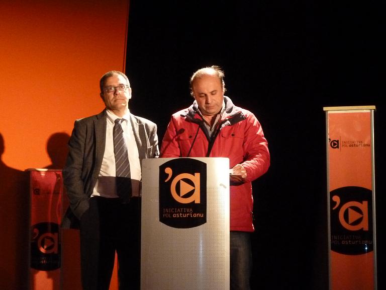 busto Motel Aplaudir Xuanxo Mariño, de Radio Sele, na presentación d'Iniciativa pol Asturianu |  Iniciativa pol Asturianu