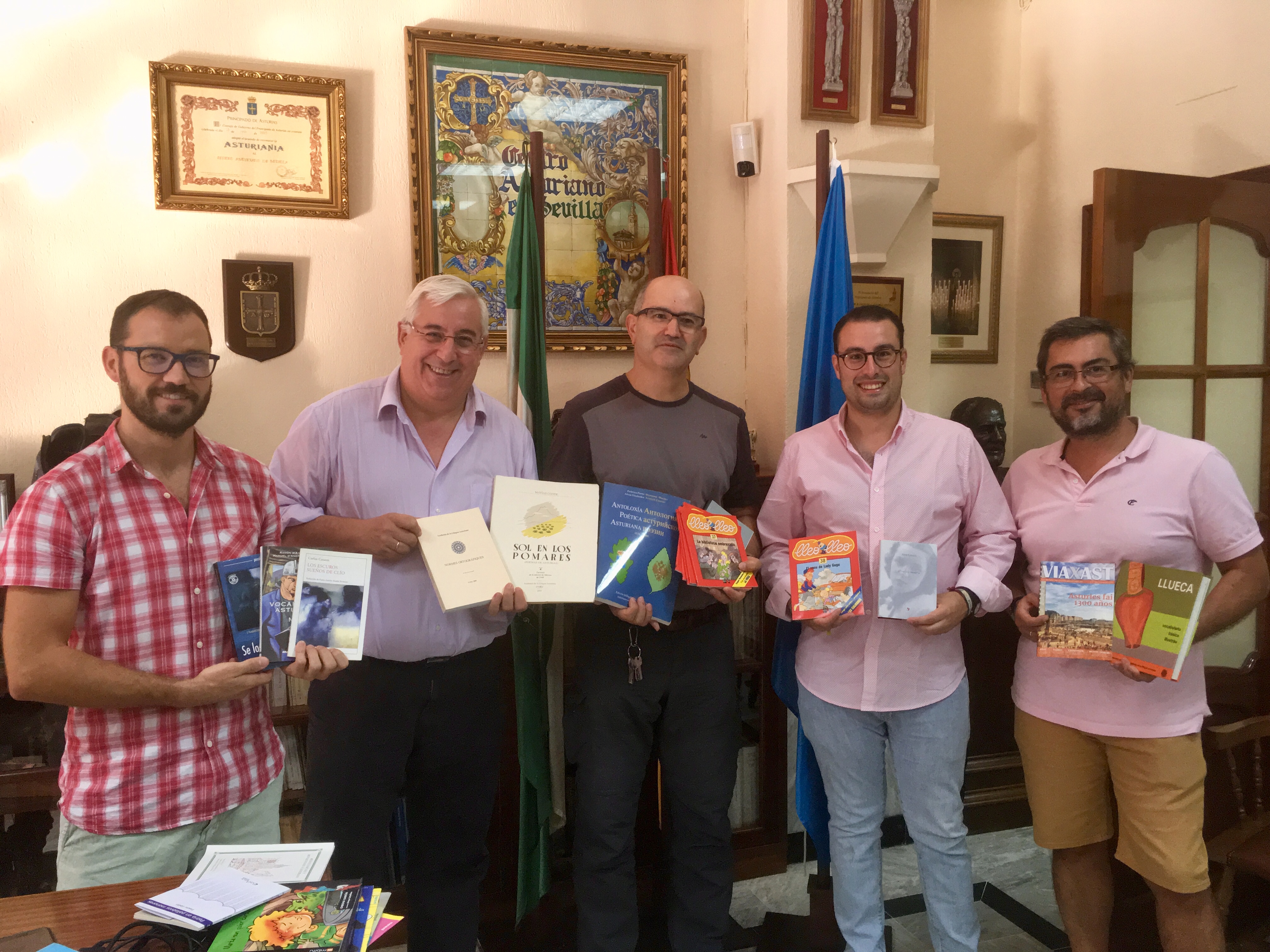 El Centru Asturianu de Sevilla cuntará con una colección de llibros n’asturianu gracies a la donación fecha por Iniciativa pol Asturianu