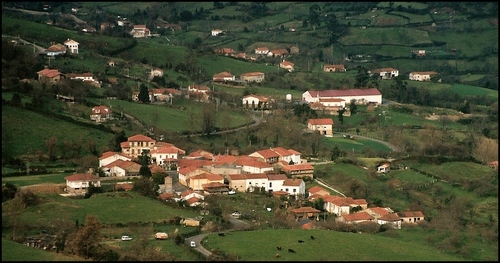 Iniciativa pol Asturianu presenta una quexa al Ayuntamientu de Siero y a la Conseyería d’Infraestructures pol incumplimientu de la toponimia oficial na señalización