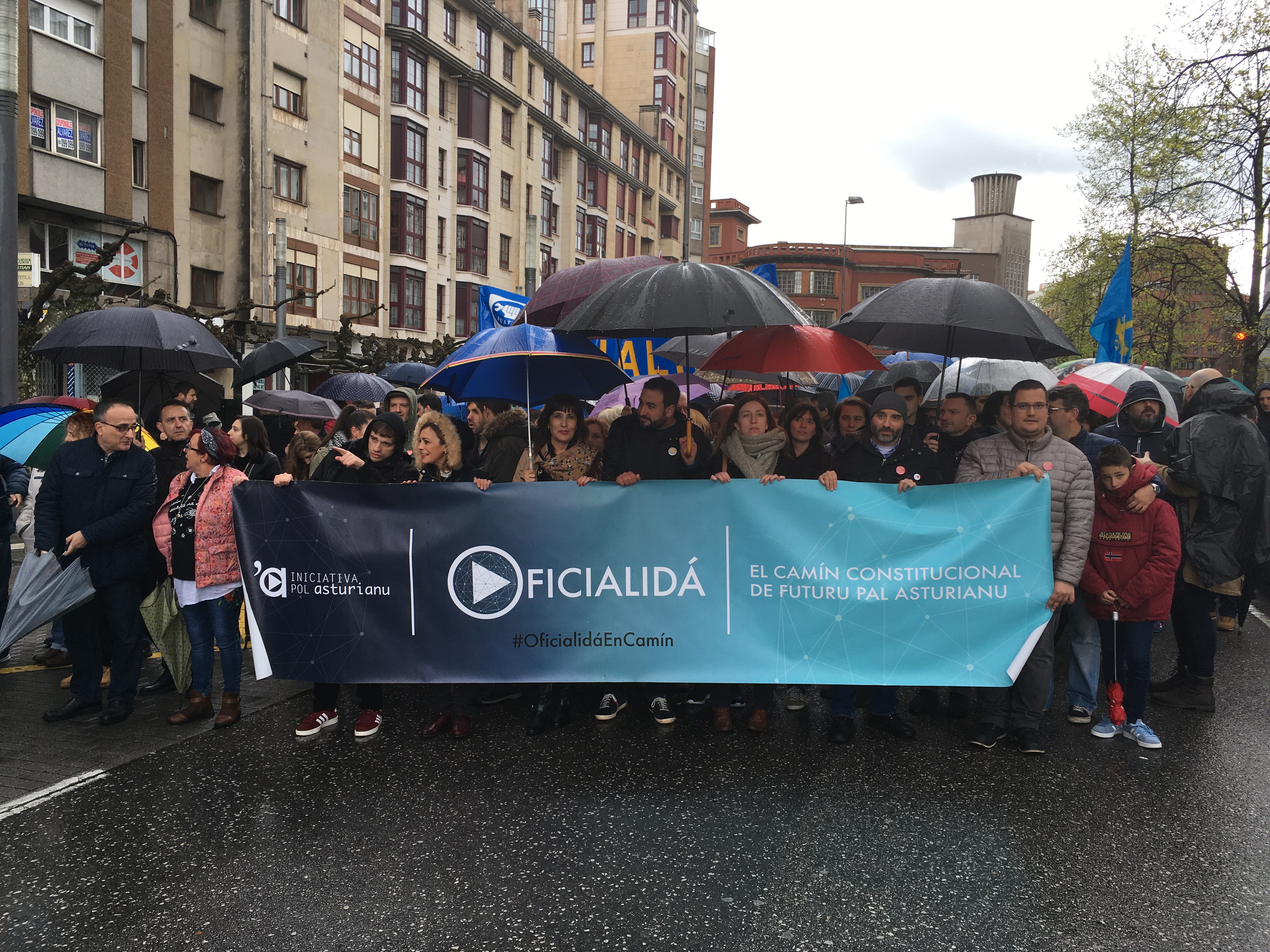 Iniciativa pol Asturianu axuntó na so pancarta a los partíos pola oficialidá
