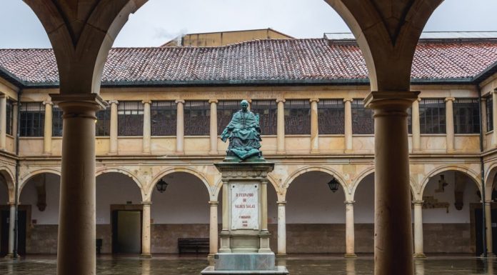 Iniciativa propón cambios pa protexer l’asturianu nel Códigu Éticu de Universidá d’Uviéu