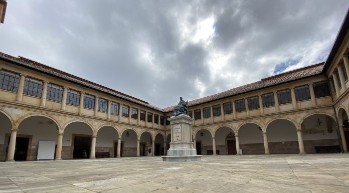 Iniciativa pol Asturianu sofita l’usu del asturianu nos documentos académicos de la Universidá d’Uviéu Patiu del edificiu históricu de la Universidá d'Uviéu