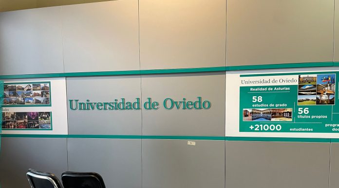 Iniciativa pol Asturianu llamenta la desapaición de la llingua asturiana nel stand de la Universidá d’Uviéu na FIDMA