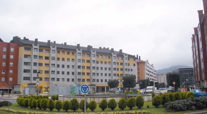 Iniciativa pol Asturianu reclama la presencia del topónimu tradicional na nueva escultura de Llangréu