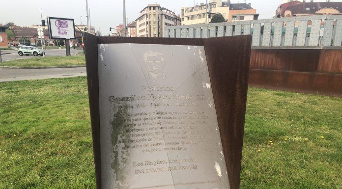 Iniciativa pol Asturianu y el Colectivu Manuel Fernández de Castro urxen la reparación de la placa de Fierro Botas en Xixón