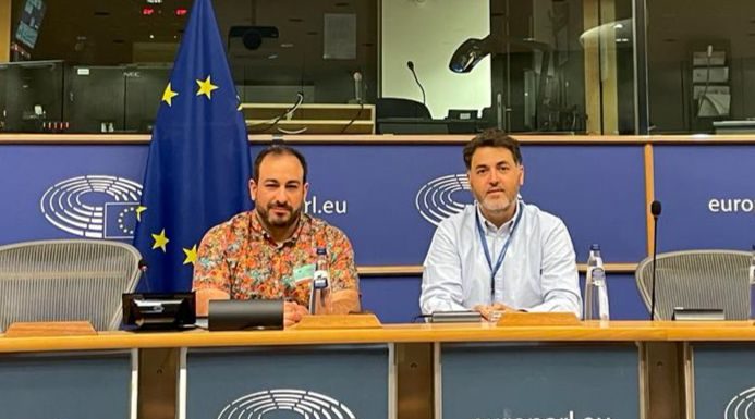 Iniciativa pol Asturianu busca abrir víes pa la reivindicación del idioma nes instituciones europees Inaciu Galán, vocal d'Iniciativa pol Asturianu, y l'eurodiputáu Jonás Fernández
