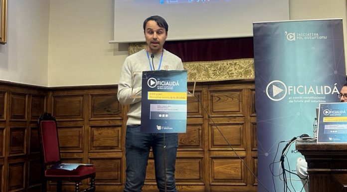 Llectura del manifiestu estatal Declaración d’Uviéu El presidente d'Iniciativa pol Asturianu, Iván Llera.