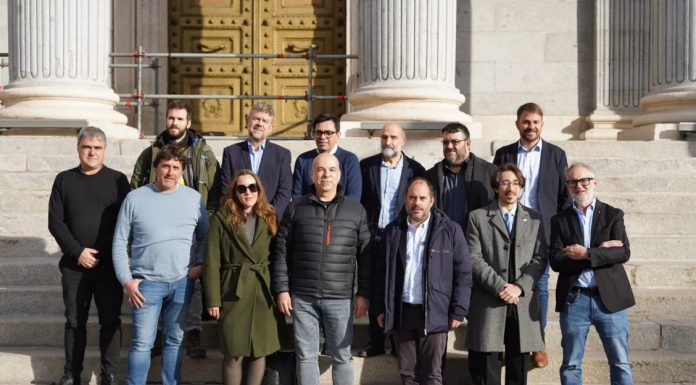 Iniciativa pol Asturianu sofita en Madrid la proposición de garantía del plurillingüismu del Estáu