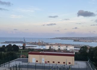 Iniciativa pol Asturianu propón incorporar la llingua asturiana na nueva señalización del puertu de Xixón